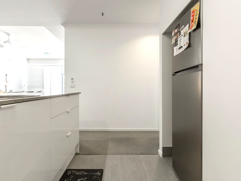 Tranquil 2-Bed Apartment with Pool and Gym Access