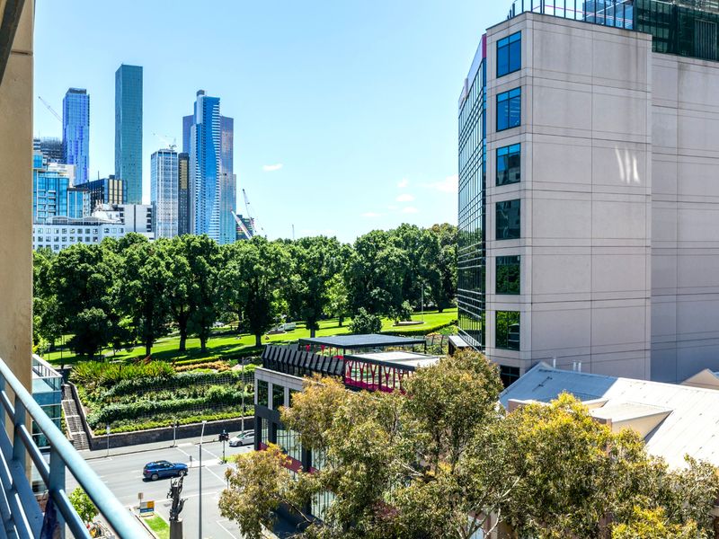 Tranquil 2-Bed Apartment with Pool and Gym Access