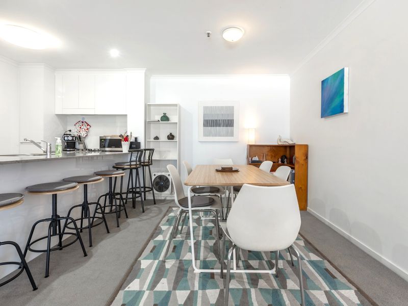 Tranquil 2-Bed Apartment with Pool and Gym Access