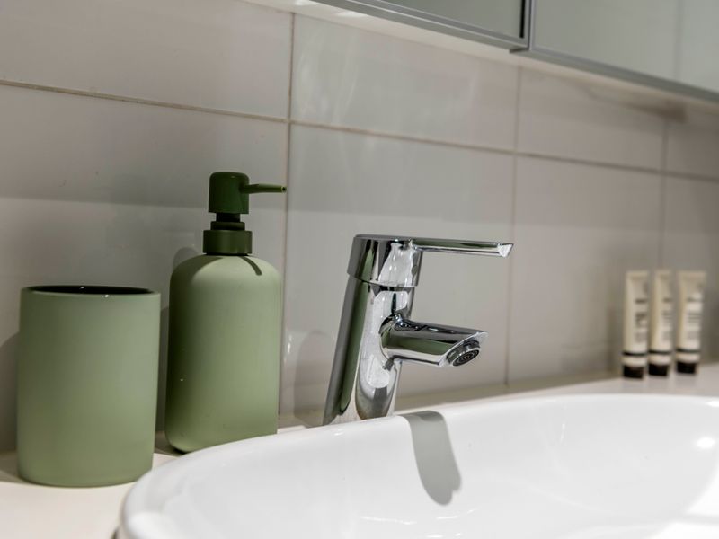 Lakefront Retreat with Stunning Views