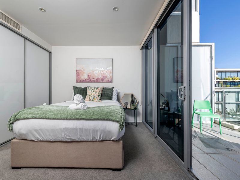 Lakefront Retreat with Stunning Views