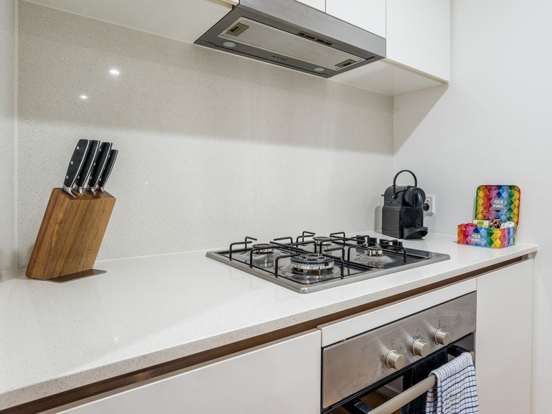 Unleash your inner chef! Our kitchen is equipped with a modern, sleek stainless steel gas cooktop, offering instant heat and precise temperature control—perfect for preparing anything from a quick breakfast to a gourmet dinner.