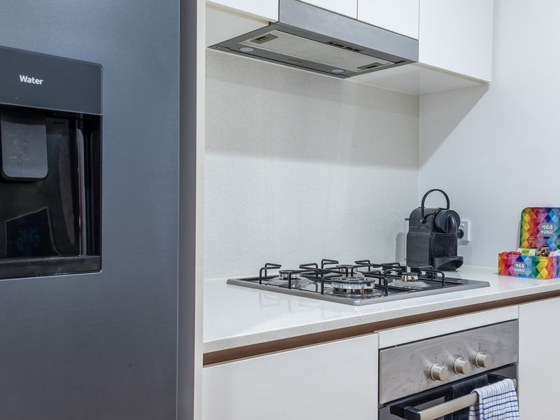 Unleash your inner chef! Our kitchen is equipped with a modern, sleek stainless steel gas cooktop, offering instant heat and precise temperature control—perfect for preparing anything from a quick breakfast to a gourmet dinner.