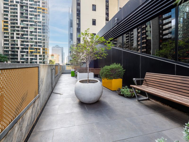 Trendy 2BR with Pool, Gym & Carpark in Prime Spot