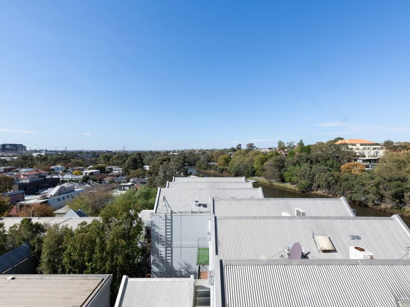 Stunning River Views – Cozy Apartment w Parking