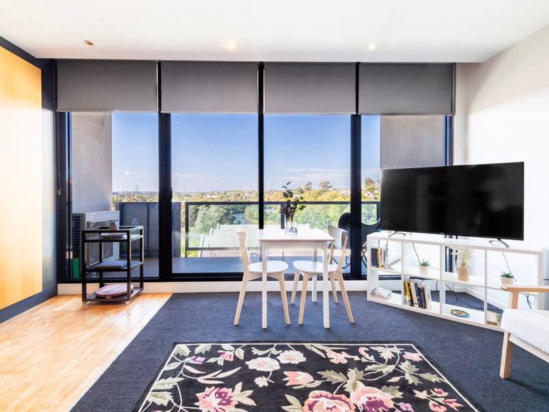 Floor-to-ceiling windows create a bright and spacious atmosphere