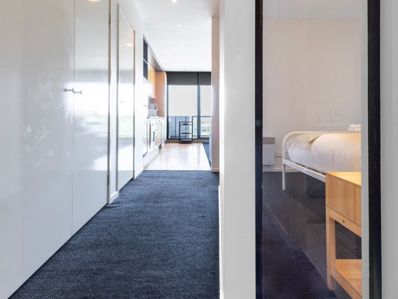 Stunning River Views – Cozy Apartment w Parking