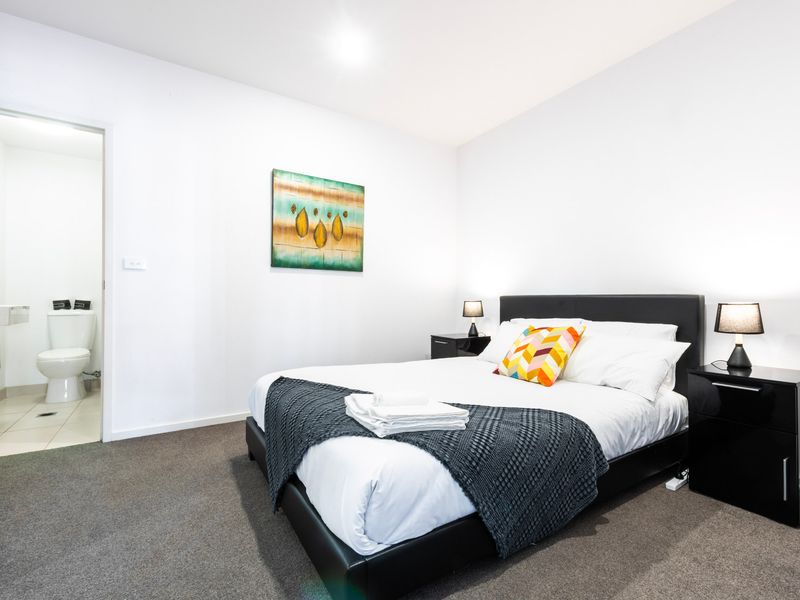 Central 2-Bedroom Apt with Parking in North Melbourne