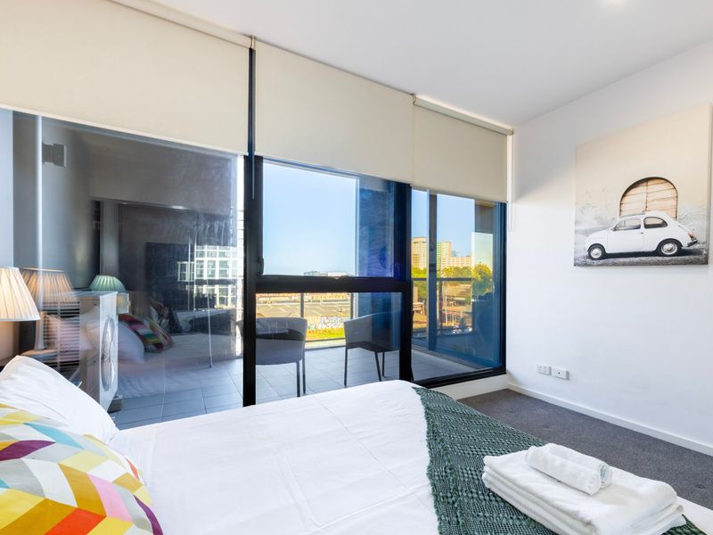 Central 2-Bedroom Apt with Parking in North Melbourne