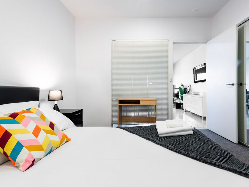 Central 2-Bedroom Apt with Parking in North Melbourne