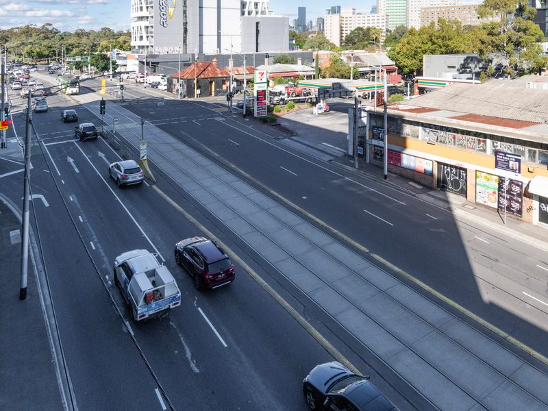 Central 2-Bedroom Apt with Parking in North Melbourne