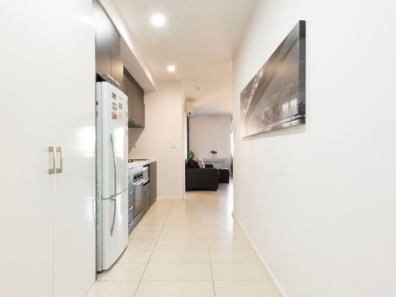 Central 2-Bedroom Apt with Parking in North Melbourne