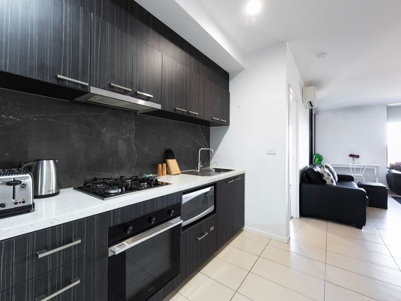 Central 2-Bedroom Apt with Parking in North Melbourne