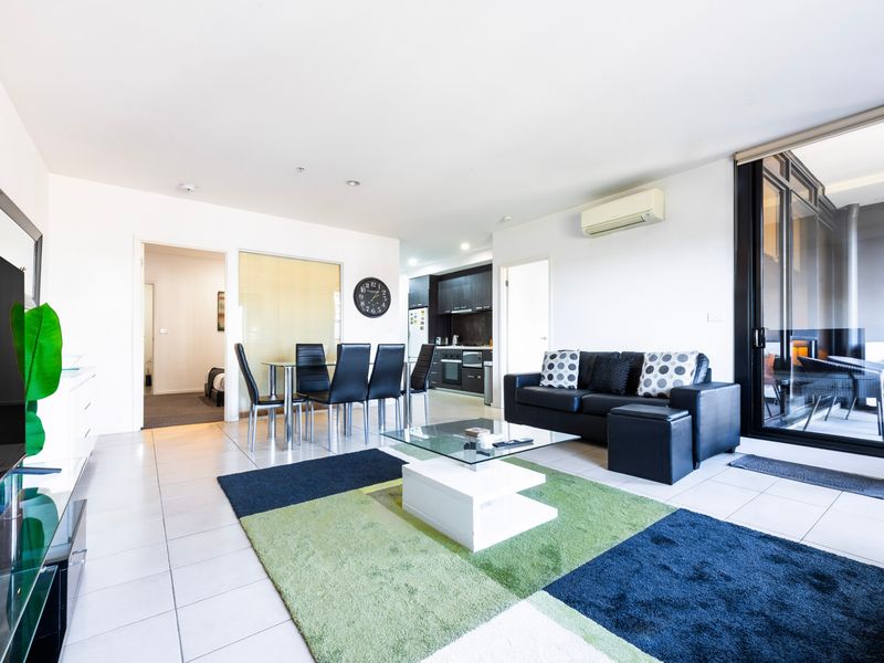 Central 2-Bedroom Apt with Parking in North Melbourne