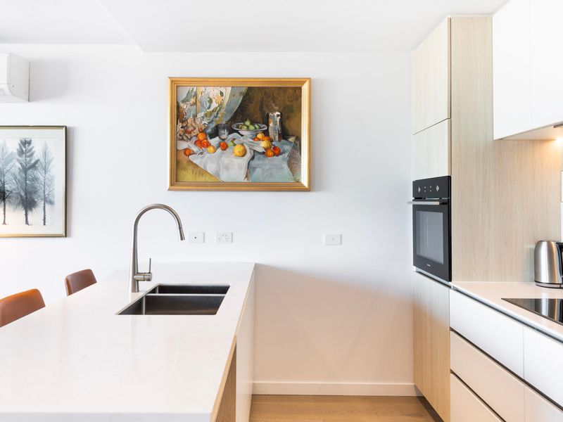 Wellness & Style: 2BR Apartment with Pool, Hot Tub & Gym