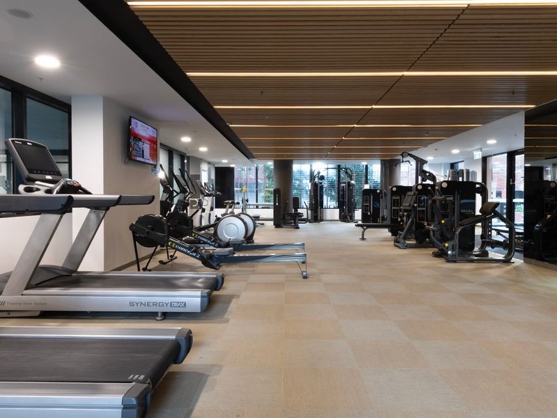 Wellness & Style: 2BR Apartment with Pool, Hot Tub & Gym