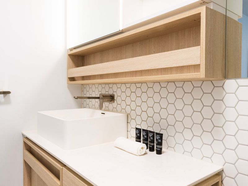 Wellness & Style: 2BR Apartment with Pool, Hot Tub & Gym