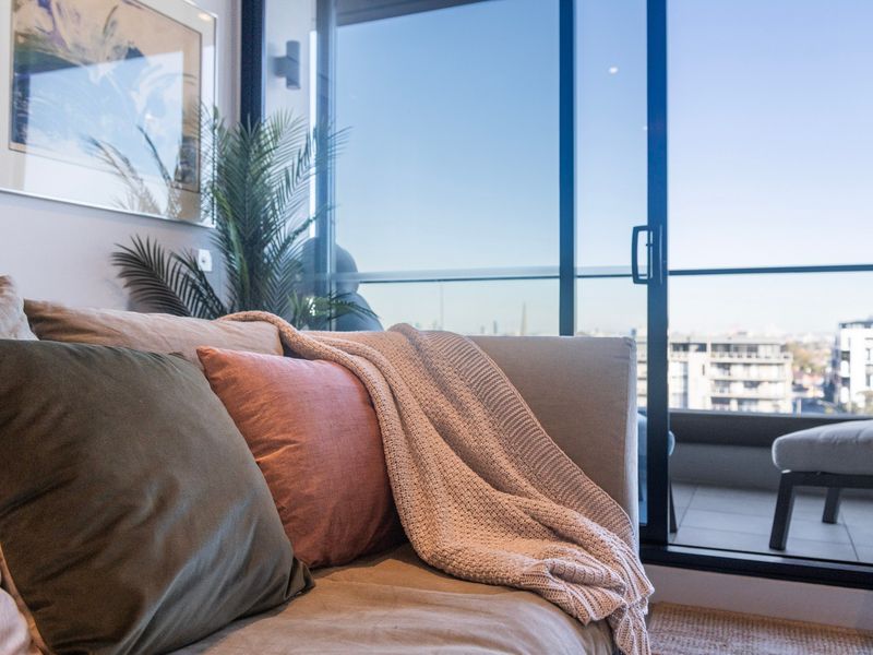 Wellness & Style: 2BR Apartment with Pool, Hot Tub & Gym