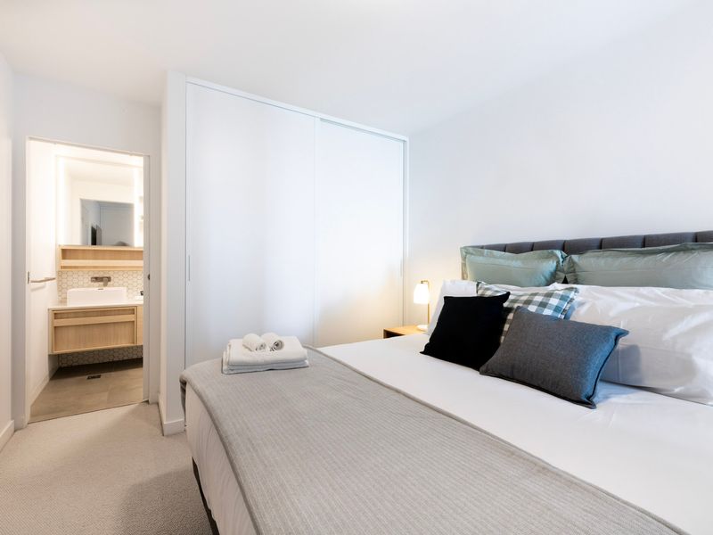 Wellness & Style: 2BR Apartment with Pool, Hot Tub & Gym