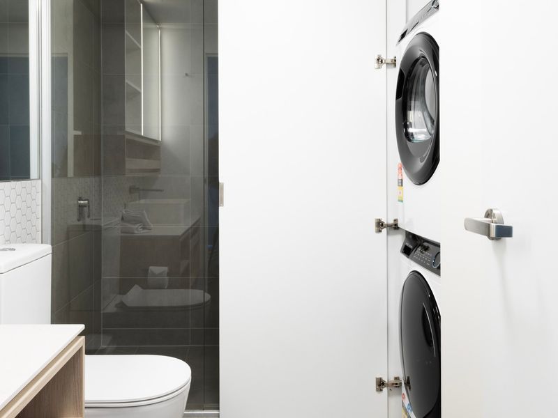 Wellness & Style: 2BR Apartment with Pool, Hot Tub & Gym