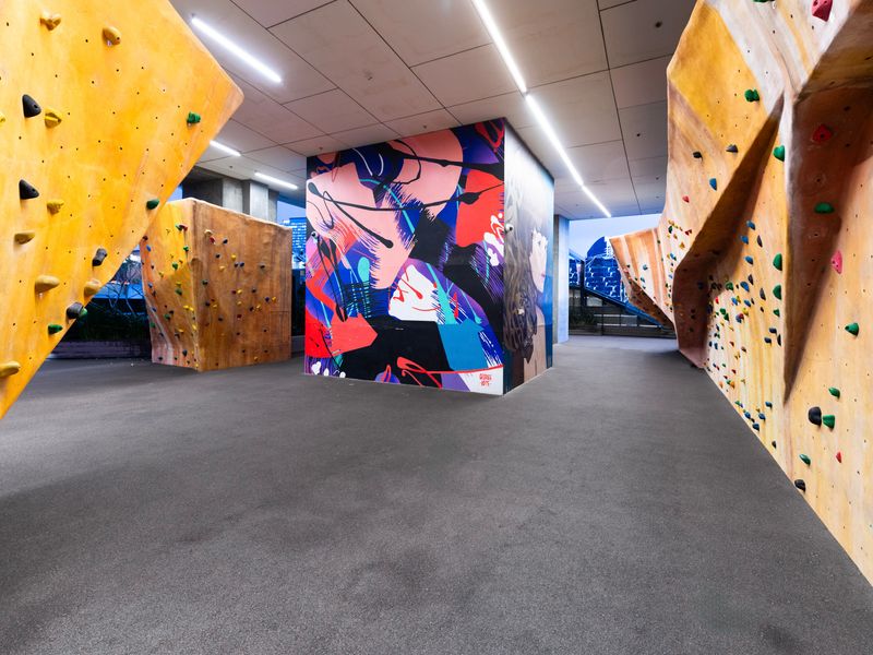 Chic 1BR City Escape W Pool & Gym