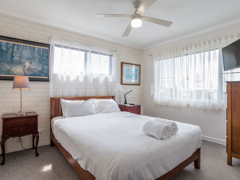 Bedroom 1 - queen bed