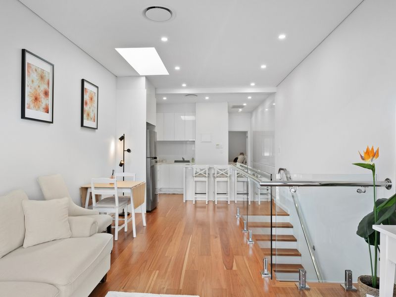 Harbour Glimpses & Modern Comfort