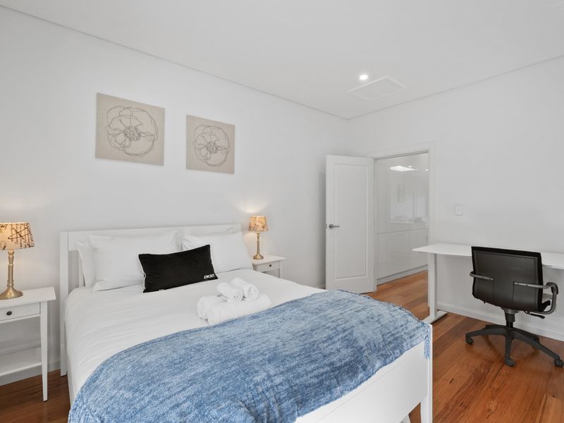 Harbour Glimpses & Modern Comfort