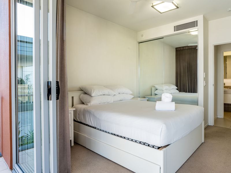 Bedroom 1 - queen bed