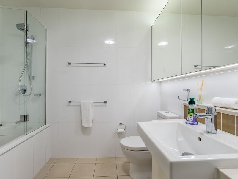 Ensuite toilet and bath