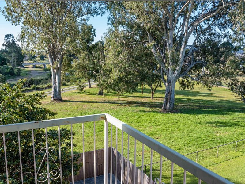 City Fringe Retreat Parkland Views – Walk to Everything!