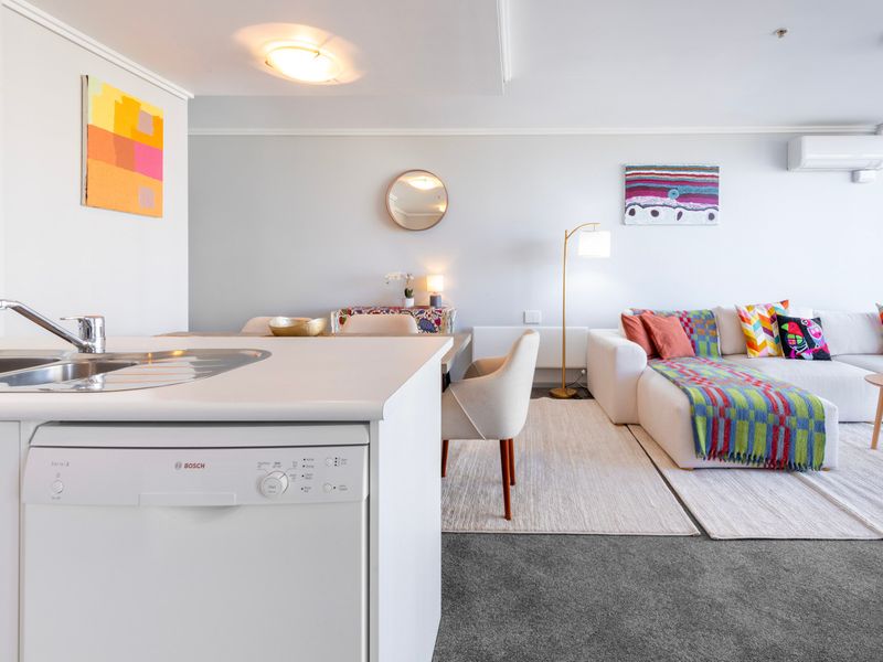 Seamless flow from kitchen tasks to living comfort