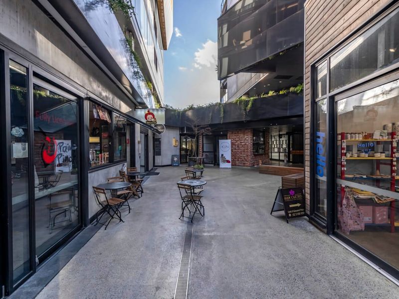 Quaint boutiques, cafes, and antique shops