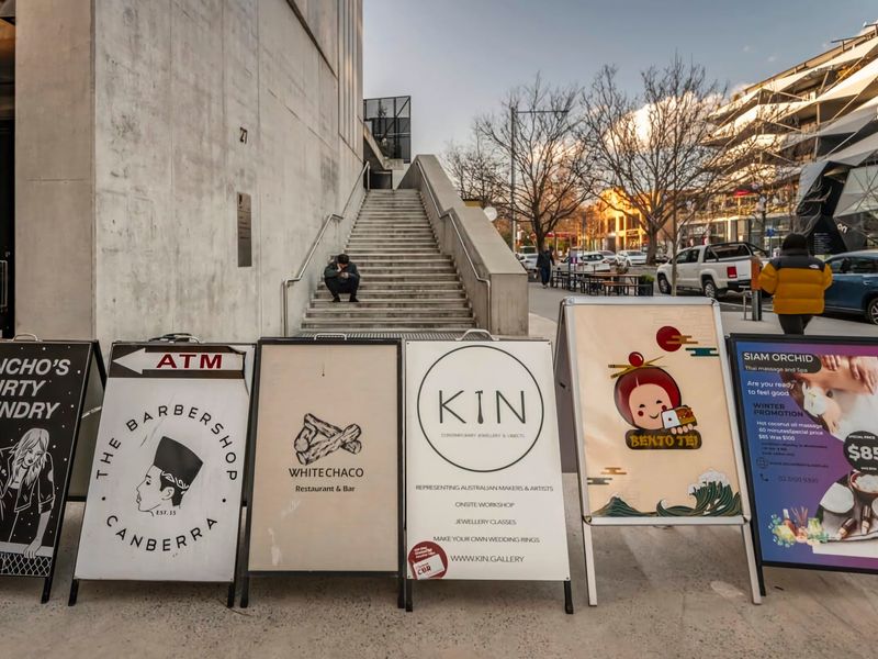 leisurely stroll around and check the atmosphere