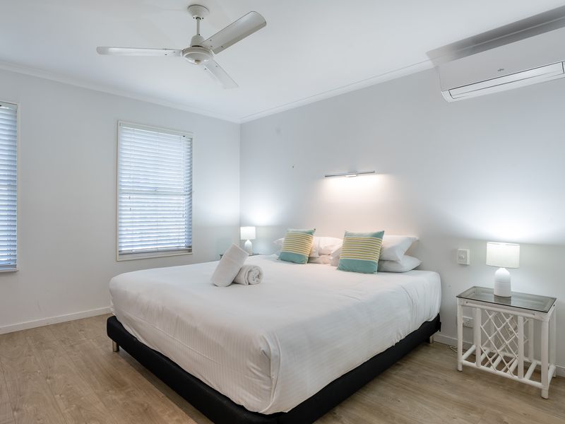 Bedroom 1 - Queen bed