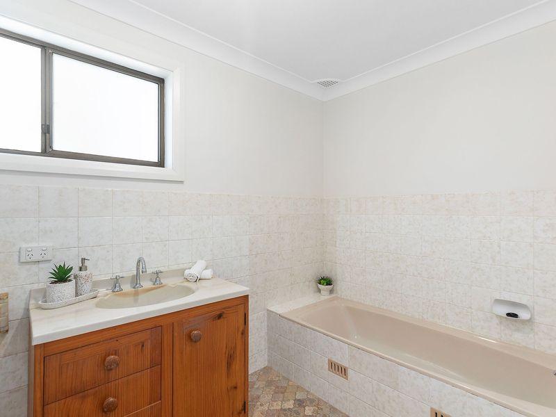 Upstairs bathroom with combined shower and bathtub