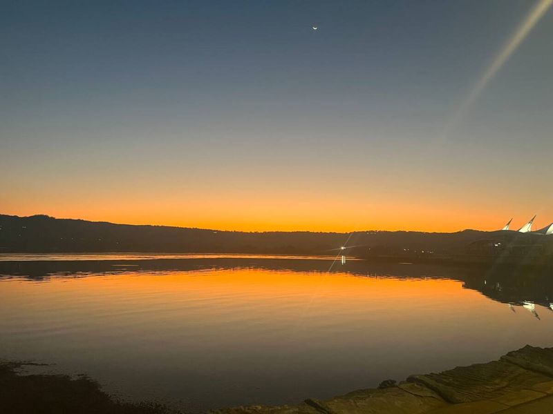 Lakeside Escape steps To The Lake and Beach