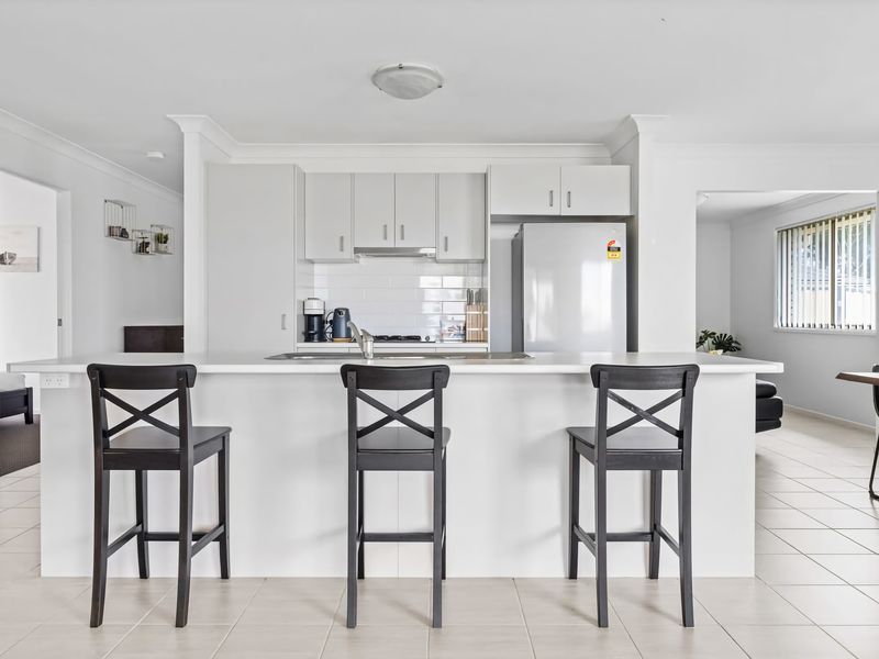 Fully equipped kitchen with breakfast bar seating