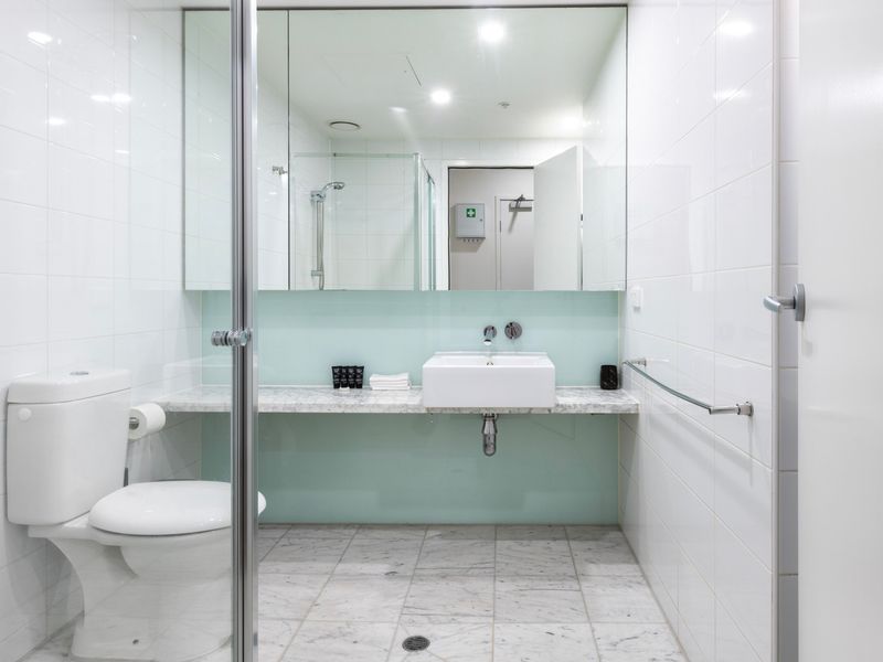 Well-kept bathroom with all essentials