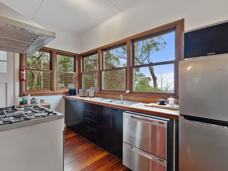 Bright, airy, and inviting – the perfect kitchen retreat.
