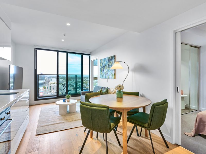 Fully equipped kitchen and inviting dining space, perfect for shared meals.