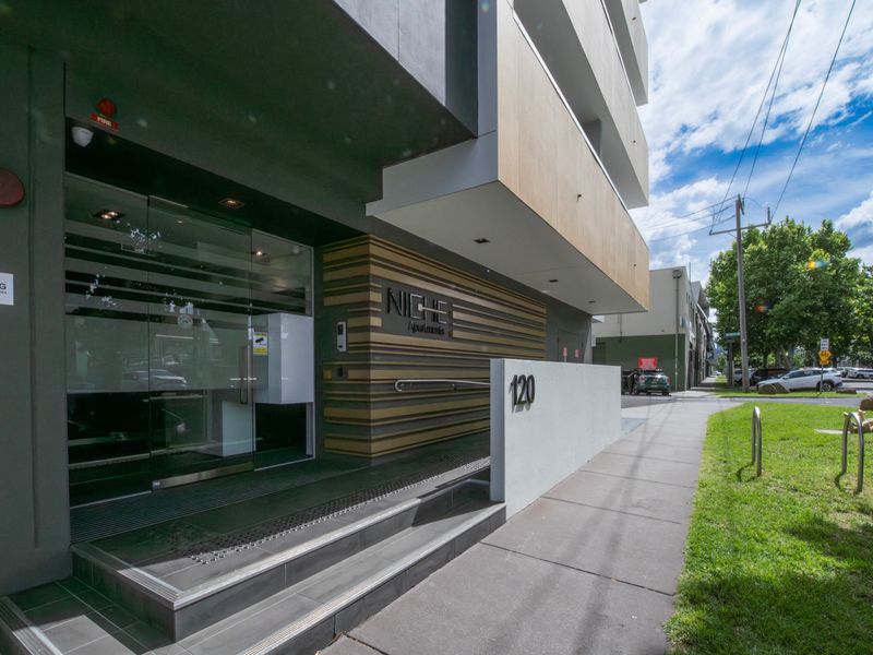 Building exterior, highlighting the contemporary design and well-maintained entrance to the property.