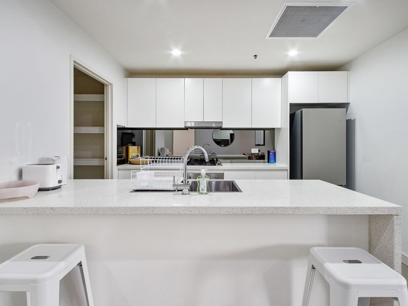 Kitchen with breakfast bar and modern finishes.