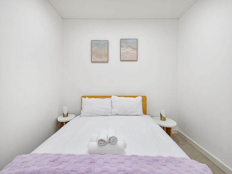 Comfortable bedroom with queen bed and fresh linens.