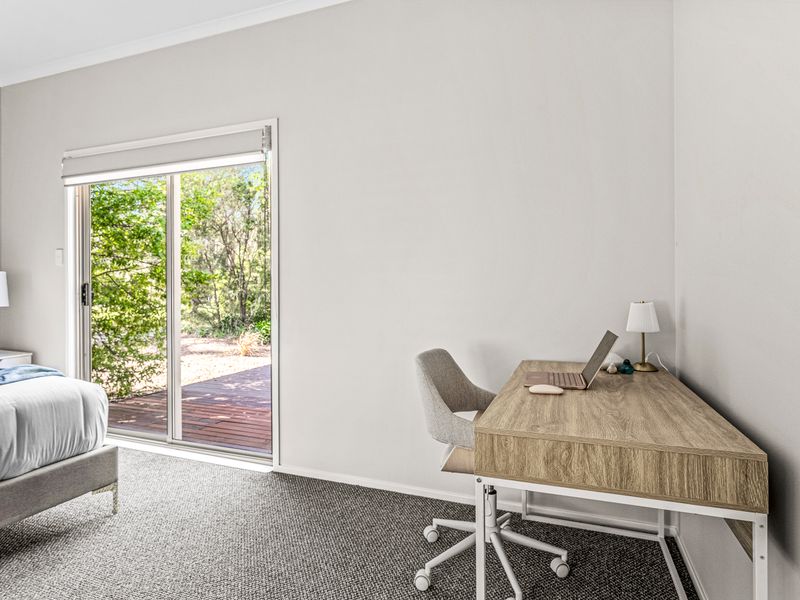 Work-friendly space with natural light and comfort.