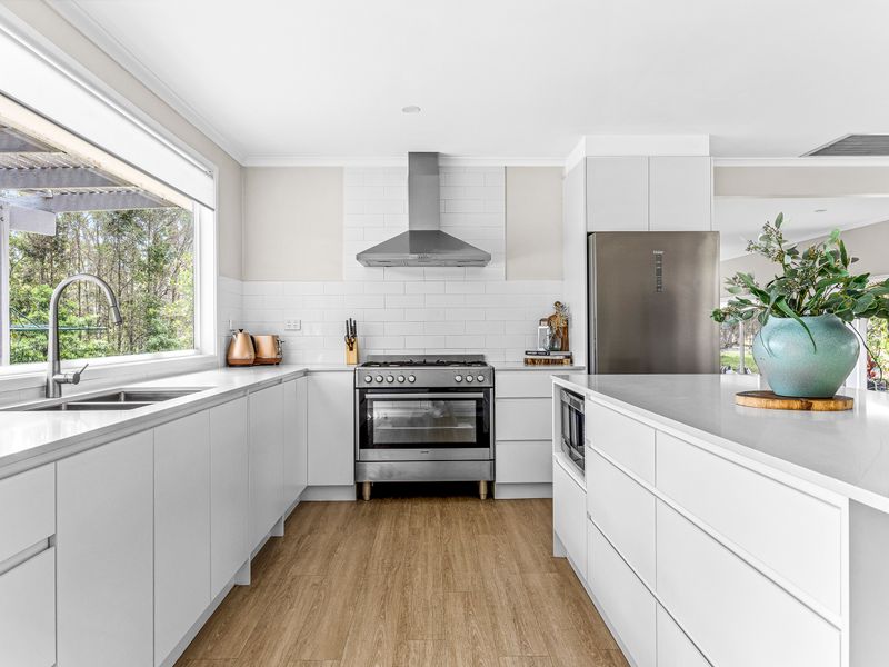 A fresh, modern kitchen that combines function and comfort.