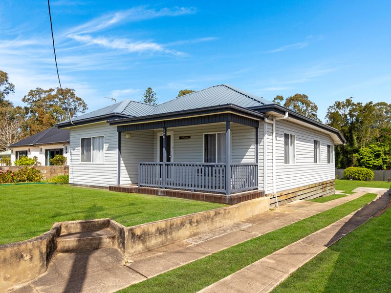 Charming coastal home with a welcoming presence