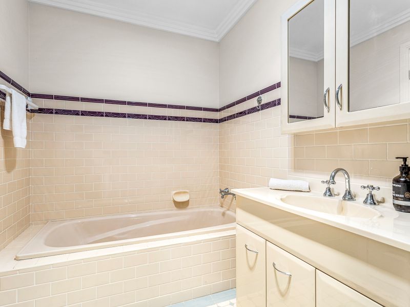 Relaxing bathrooms to complement your coastal escape.