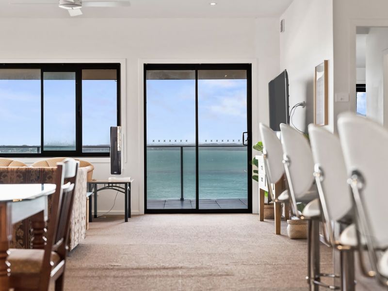 Breath taking Bay Views Private Pad Spacious