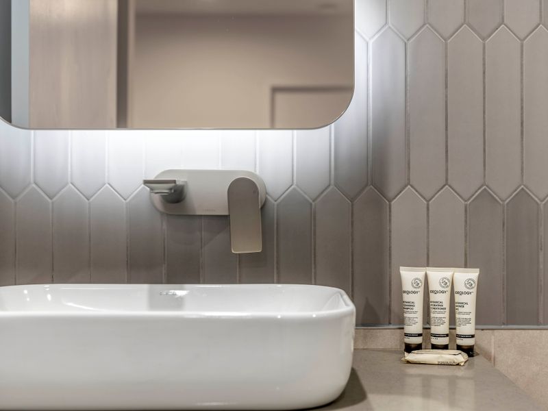 Minimalist bathroom with fresh details